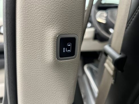 Used 2024 Chrysler Pacifica Limited FWD image 16