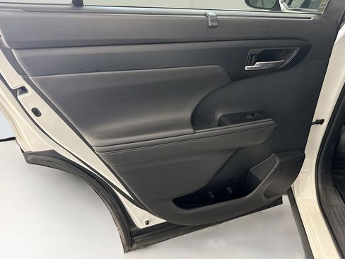 Used 2020 Toyota Highlander XLE image 28