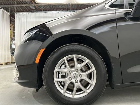 Used 2025 Chrysler Pacifica Select FWD image 22