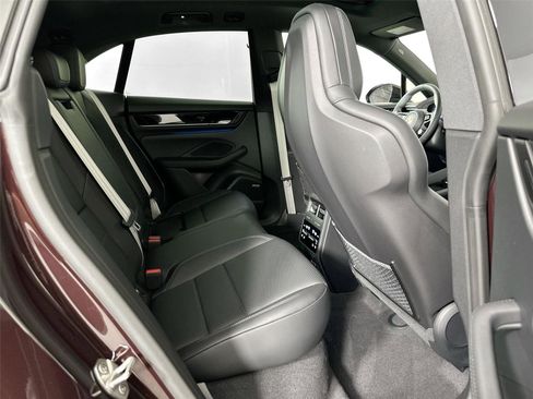 Certified 2025 Porsche Macan Electric RWD image 28