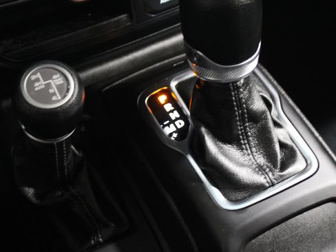 Used 2024 Jeep Wrangler Unlimited image 17