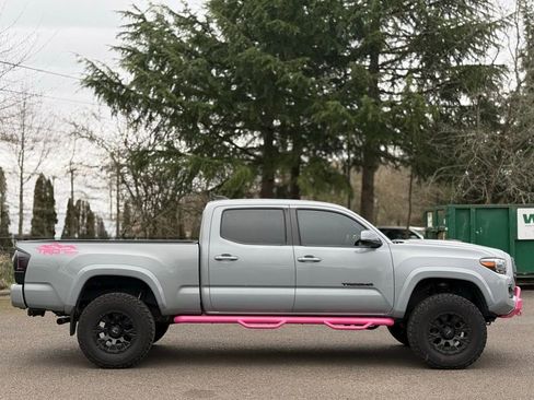 Used 2020 Toyota Tacoma TRD Sport w/ Technology Package image 6
