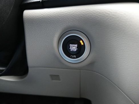 Used 2023 Chrysler Pacifica Touring-L image 25