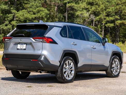 Used 2020 Toyota RAV4 XLE Premium FWD image 6