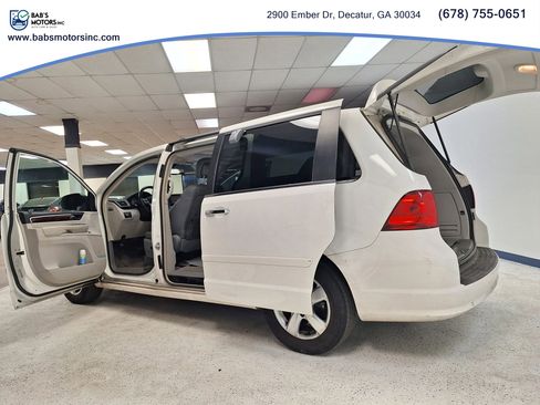 Used 2011 Volkswagen Routan SEL Premium FWD image 29