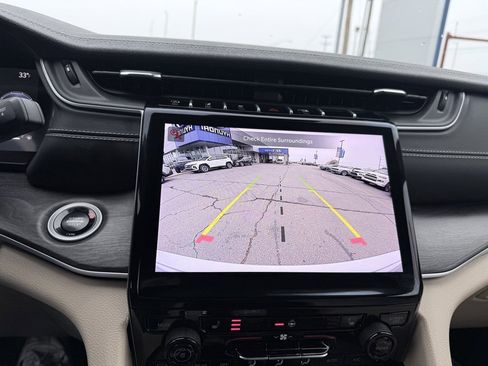 Used 2024 Jeep Grand Cherokee Limited image 17