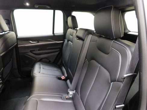 New 2025 Jeep Grand Cherokee Limited w/ Black Appearance Package image 10
