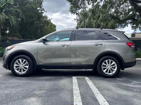 Used 2017 Kia Sorento LX w/ LX Convenience Package image 8