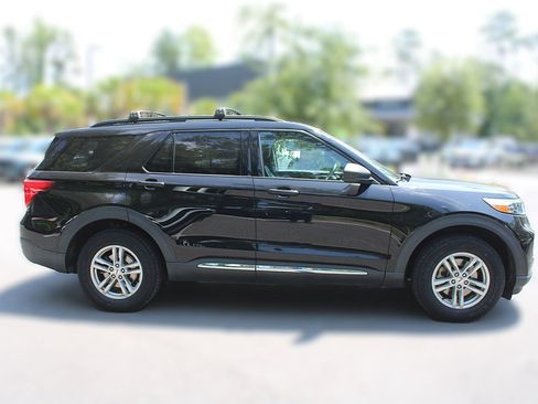 Used 2022 Ford Explorer XLT w/ Equipment Group 202A AWD/4WD image 14