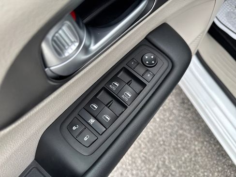Used 2024 Chrysler Pacifica Touring-L FWD image 12