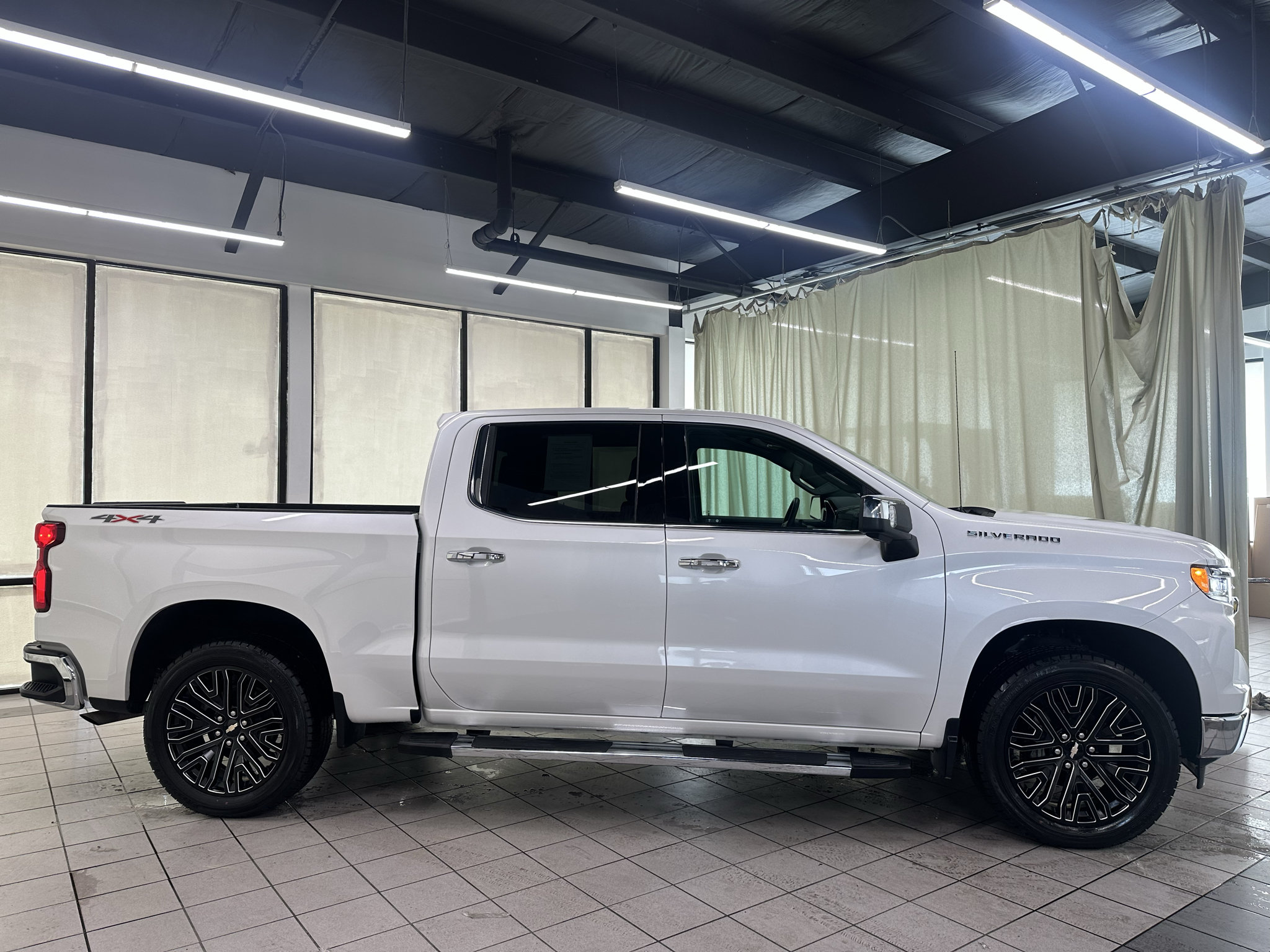 Used 2024 Chevrolet Silverado 1500 LTZ AWD/4WD image 3