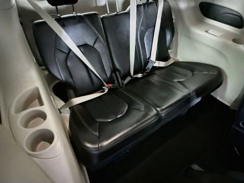 Used 2023 Chrysler Pacifica Touring-L FWD image 30
