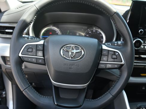 Used 2025 Toyota Highlander XLE AWD/4WD image 13