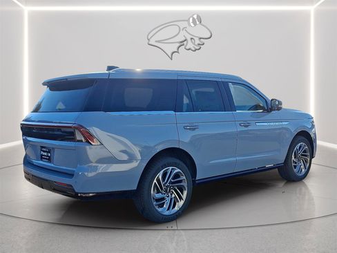 New 2025 Lincoln Navigator Reserve AWD/4WD image 4