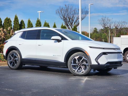 New 2026 Chevrolet Equinox EV LT image 2