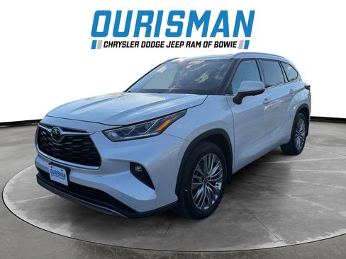 Used 2023 Toyota Highlander Platinum image 2