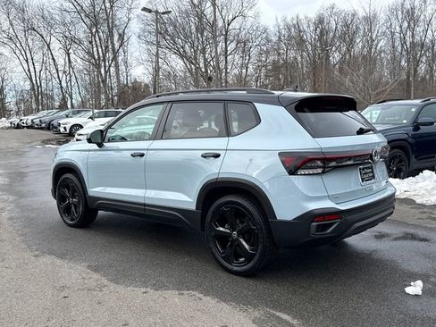 Certified 2025 Volkswagen Taos SE image 6