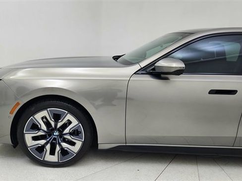 Used 2024 BMW 740i image 9