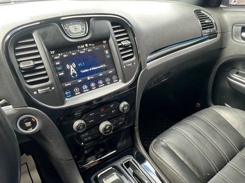 Used 2018 Chrysler 300 S w/ 300S Premium Group RWD image 22