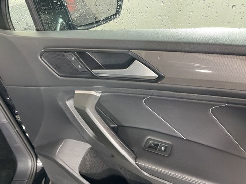 Used 2024 Volkswagen Tiguan SE image 21