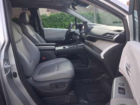 Used 2025 Toyota Sienna XLE FWD image 29