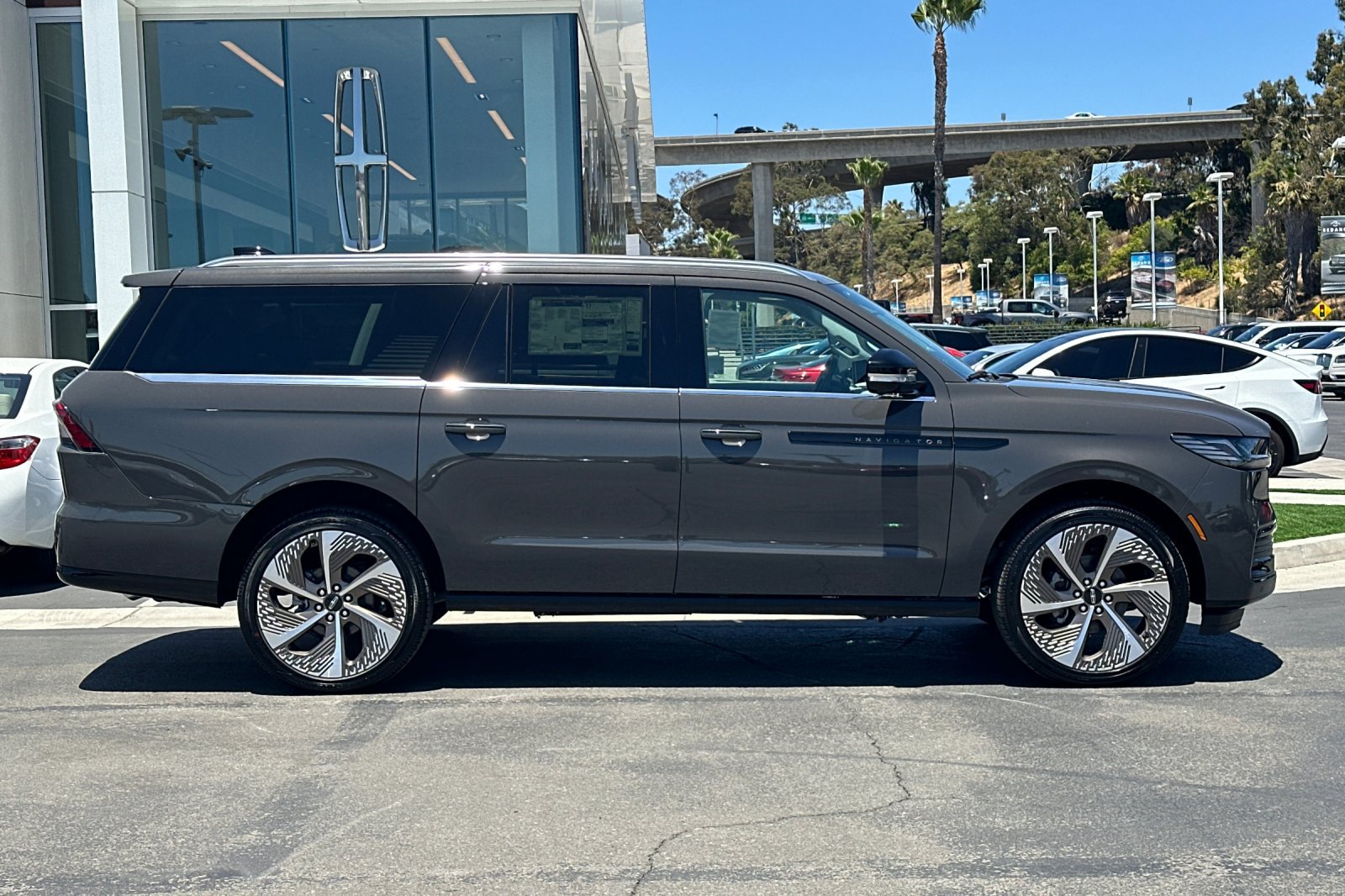 New 2026 Lincoln Navigator L Black Label AWD/4WD image 2