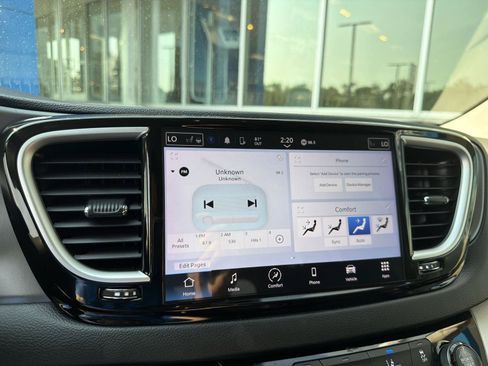 Used 2023 Chrysler Pacifica Touring-L FWD image 26