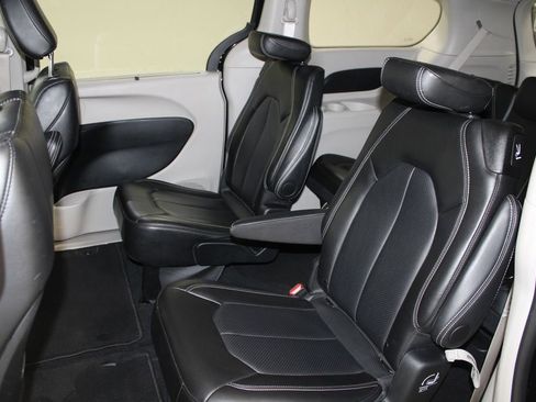 Used 2024 Chrysler Pacifica Touring-L image 23