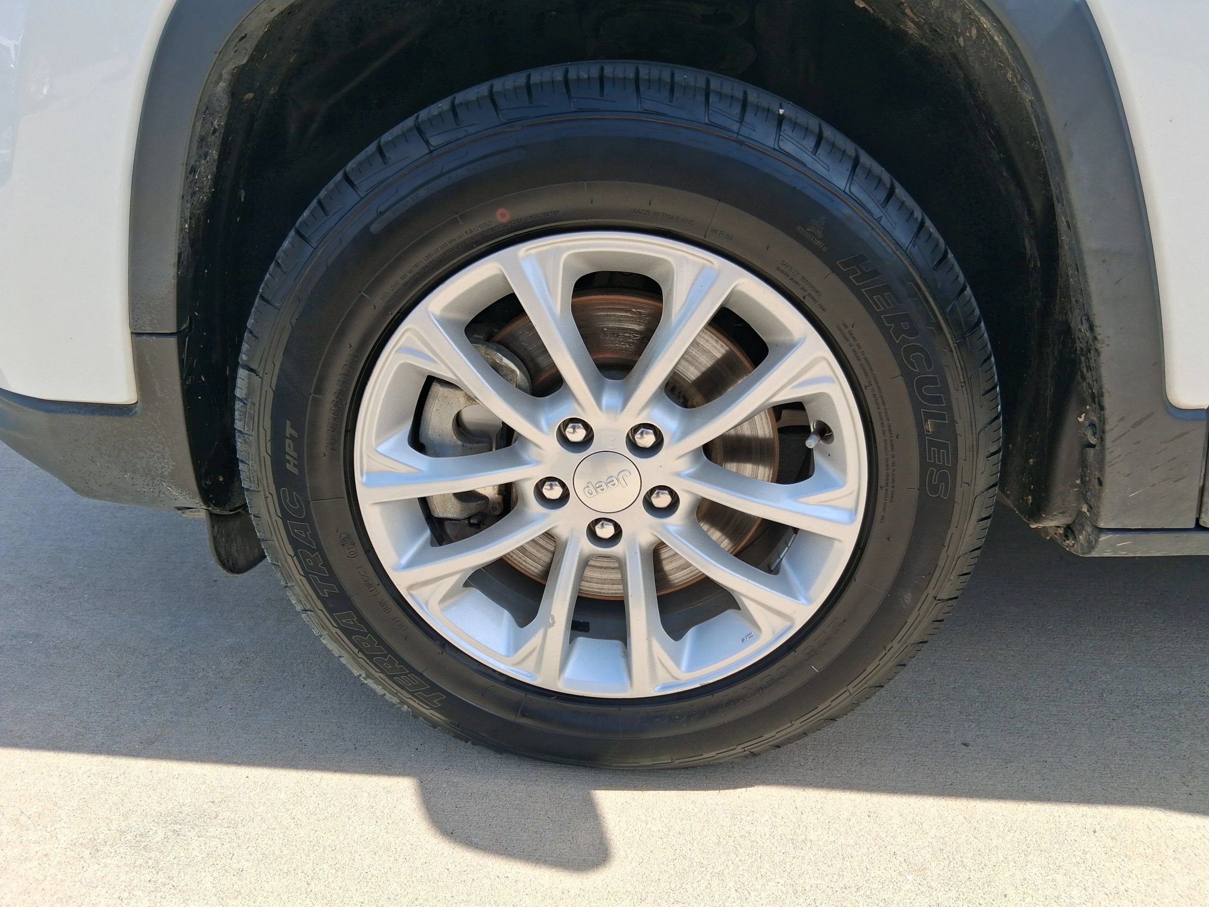 Used 2019 Jeep Cherokee Latitude w/ Popular Appearance Group AWD/4WD image 19