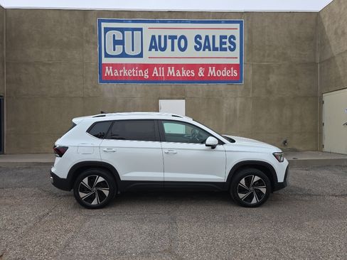 Used 2025 Volkswagen Taos SE image 4