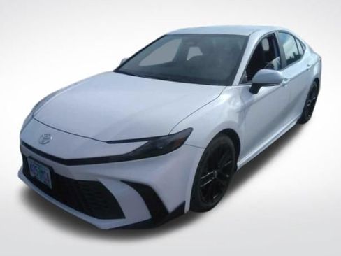 Used 2025 Toyota Camry SE FWD image 3