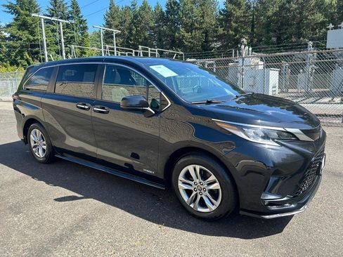 Used 2021 Toyota Sienna XSE AWD/4WD image 3