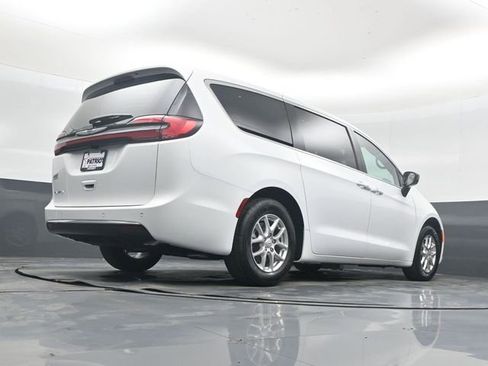 New 2026 Chrysler Pacifica Select FWD image 41
