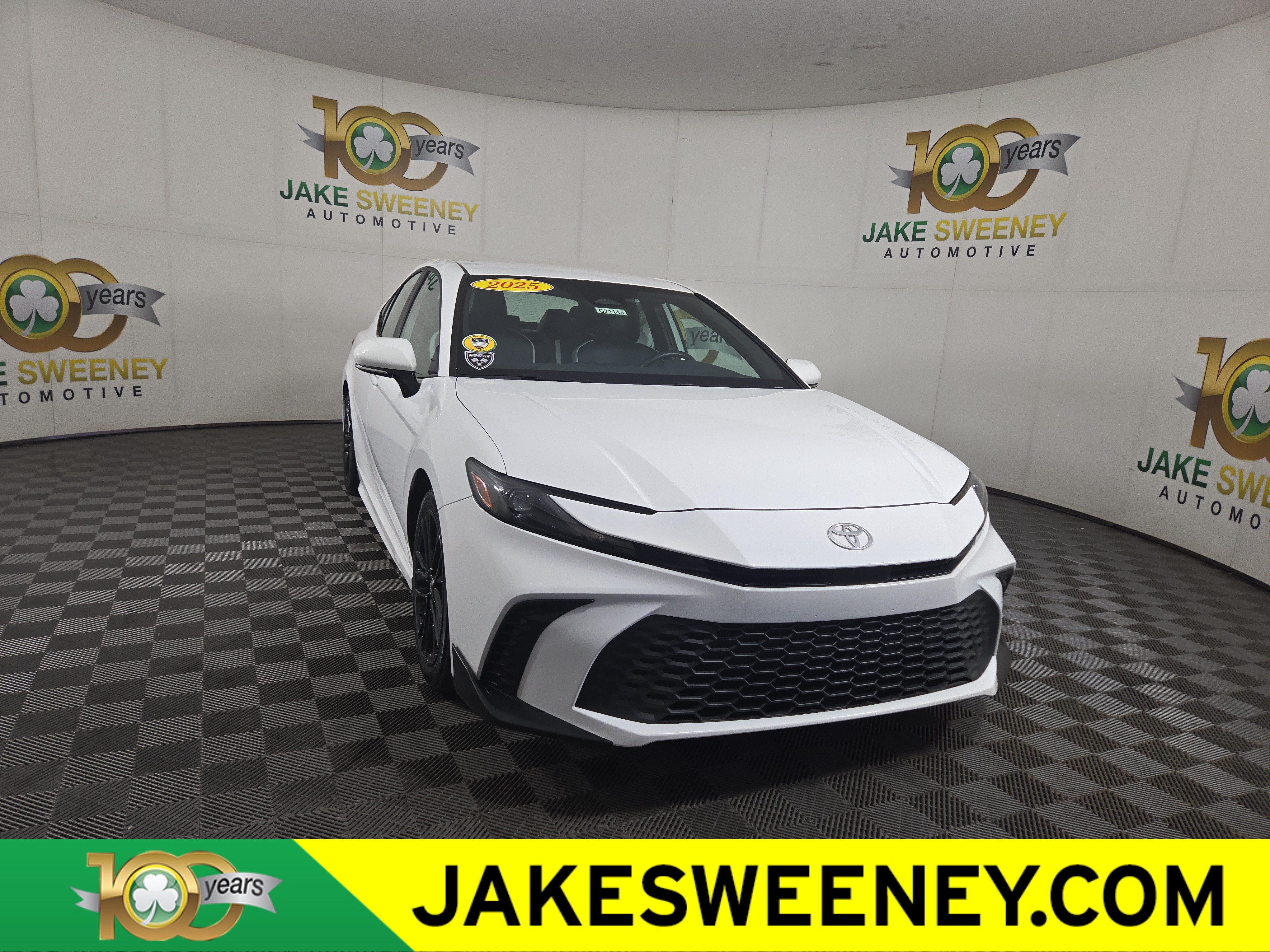 Used 2025 Toyota Camry SE FWD image 1