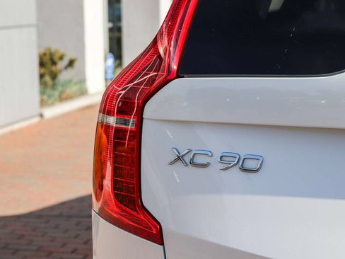 Used 2023 Volvo XC90 B5 Core w/ Climate Package AWD/4WD image 9