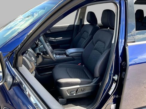 Used 2025 Nissan Pathfinder SV FWD image 8