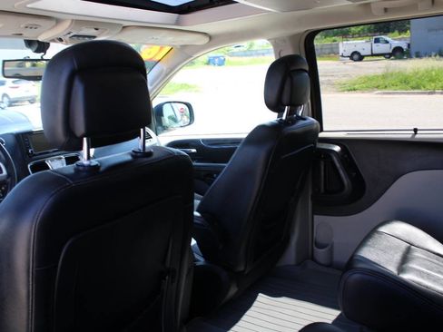 Used 2016 Chrysler Town & Country Touring-L FWD image 18