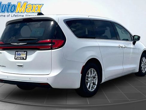 Used 2024 Chrysler Pacifica Touring-L FWD image 9