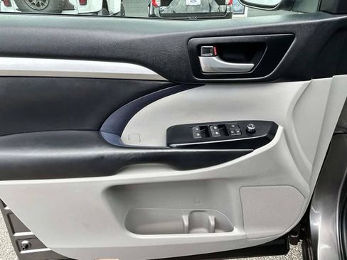 Used 2018 Toyota Highlander XLE FWD image 15