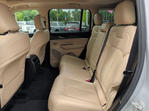 Used 2022 Jeep Grand Cherokee Limited w/ Luxury Tech Group II AWD/4WD image 30
