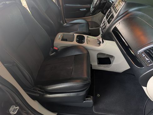 Used 2020 Dodge Grand Caravan SXT FWD image 18