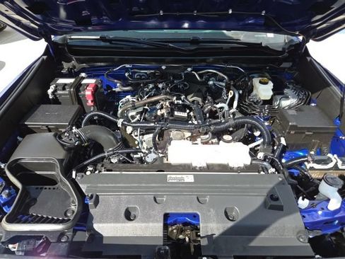 Used 2025 Toyota Tacoma SR5 AWD/4WD image 9