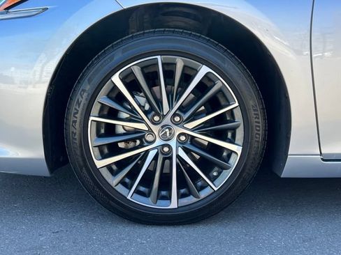 Used 2025 Lexus ES 350 w/ Premium Package FWD image 11