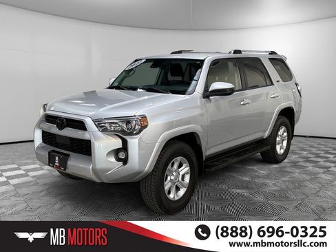 Used 2022 Toyota 4Runner SR5 AWD/4WD image 9