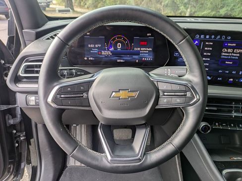 Used 2025 Chevrolet Traverse LT image 18