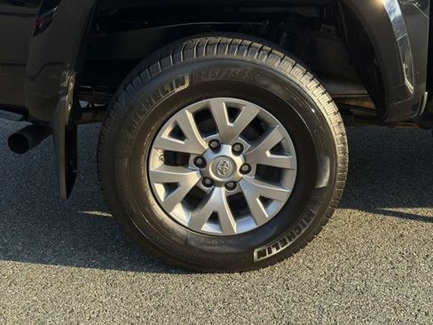 Used 2018 Toyota Tacoma SR5 AWD/4WD image 12