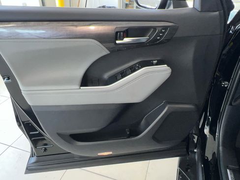 New 2026 Toyota Highlander Platinum image 16