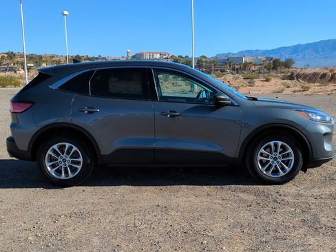 Used 2022 Ford Escape SE image 2