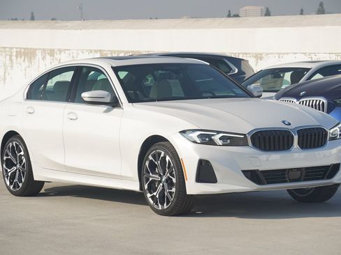 Used 2026 BMW 330i Sedan w/ Premium Package RWD image 3