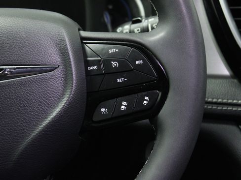 Used 2022 Chrysler Pacifica Limited w/ Uconnect Theater Family Group image 22